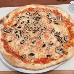 Dolce Vita - Pizza Funghi - etwas ungleich belegt.