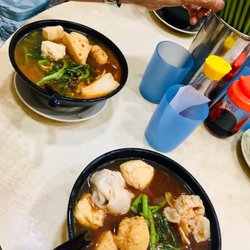 榮記粉麵 - Noodles with 2 toppings at shared tiny table
