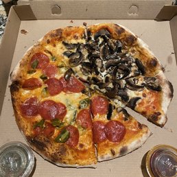 Florios: pizza with dipping sauce
