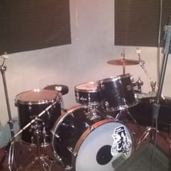 Sonora - La batería de la que dispones en la sala para los ensayos