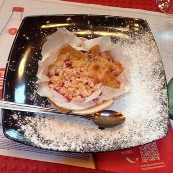 La Taverne du Petit Wasquehal - Crumble fraises rhubarbes - Pubs Near Me - Wasquehal, 59