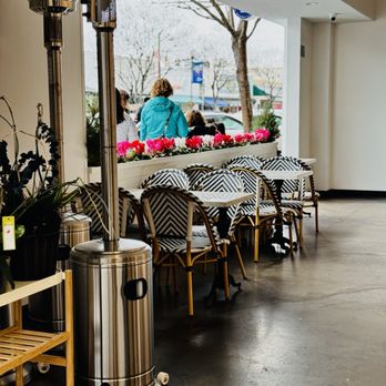 Paris Baguette - Spacious Outdoor seating with a huge overhang - Bakeries Near Me - San Carlos, California Paris Baguette - Spacious Outdoor seating with a huge overhang - Bakeries Near Me - San Carlos, California