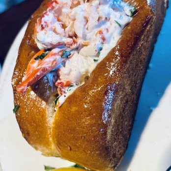 CōV Edina - Lobster Roll Sandwich   Lunch - Cocktail Bars Near Me - Edina, Minnesota