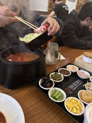 Ten Seconds Yunnan Rice Noodle 十秒到雲南過橋米缐 by null