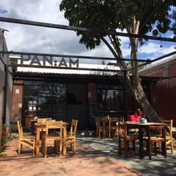 PAN AM - Mesas al exterior