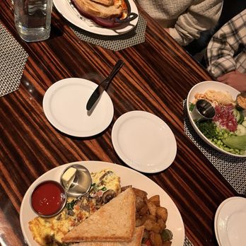 Roanoke - Shakshuka, Veggie Omelette, Poke Bowl - Cocktail Bars Near Me - Chicago, Illinois Roanoke - Shakshuka, Veggie Omelette, Poke Bowl - Cocktail Bars Near Me - Chicago, Illinois