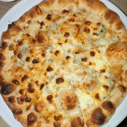 Forgammi pizza with four cheeses Forgammi pizza with four cheeses
