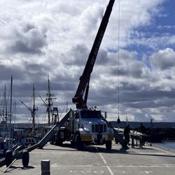 Port Townsend Rigging - The crane unstepping our rig.