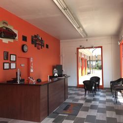 IRAuto Repairs - A nice and comfortable waiting room.