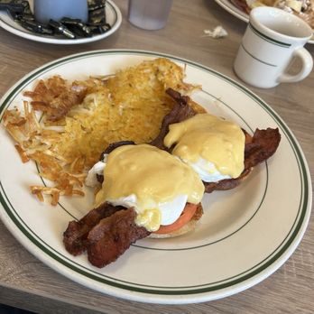Grandmas Kitchen - Bacon and tomato Benedict - American Near Me - Monterey, California