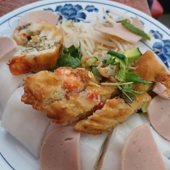 Hai Nam Saigon - Flour sheet #1 with patè, shrimp tempura and a garnish of vegetables and herbs (bean sprouts and mint) - Vietnamese Near Me - Alhambra, California