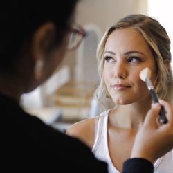 Light Up Video - Beautiful bride getting ready