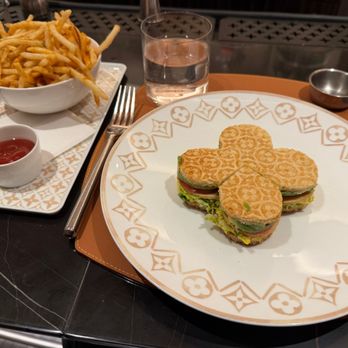 Le Café Louis Vuitton - Cafes Near Me - New York, New York Le Café Louis Vuitton - Cafes Near Me - New York, New York