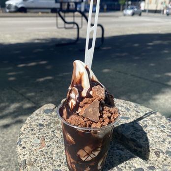 Soft Peaks - Mudslide (small, $6) - Ice Cream & Frozen Yogurt Near Me - Burnaby, British Columbia Soft Peaks - Mudslide (small, $6) - Ice Cream & Frozen Yogurt Near Me - Burnaby, British Columbia
