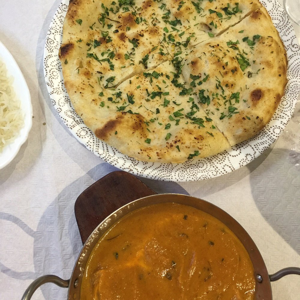 Taj Mahal - Garlic and parsley naan with chicken tikka - Indian Near Me - Alacant, A