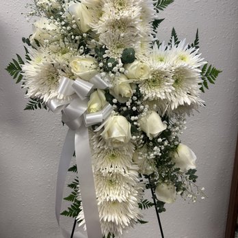 Las Flores De Andrea - Cross Wreath - Floral Designers Near Me - Sioux City, Iowa Las Flores De Andrea - Cross Wreath - Floral Designers Near Me - Sioux City, Iowa
