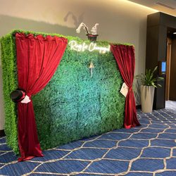 Live Tables Entertainment & Catering - Magic Champagne Wall