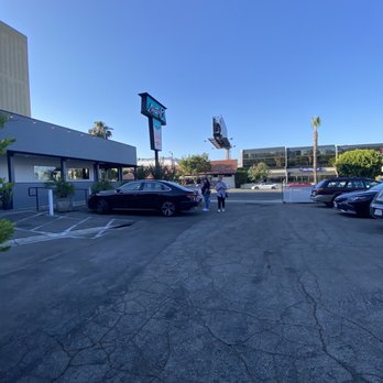 Mister O's - Parking lot turned patio - American Near Me - Los Angeles, California Mister O's - Parking lot turned patio - American Near Me - Los Angeles, California