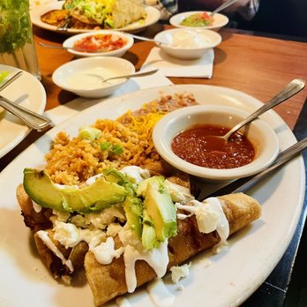 La Cucaracha Restaurante - Chicken Estrella's Flautas - Mexican Near Me - Saint Paul, Minnesota La Cucaracha Restaurante - Chicken Estrella's Flautas - Mexican Near Me - Saint Paul, Minnesota