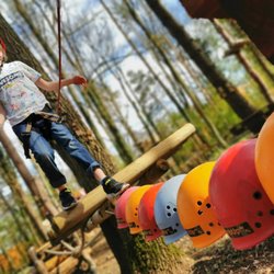 CLIMB UP! - Kletterwald Klaistow - Im Fantasy-Park klettern Kinder von 3 bis 9 Jahren an mehr als 60 Kletterübungen, zum Beispiel über die Raupe aus bunten Helmen.