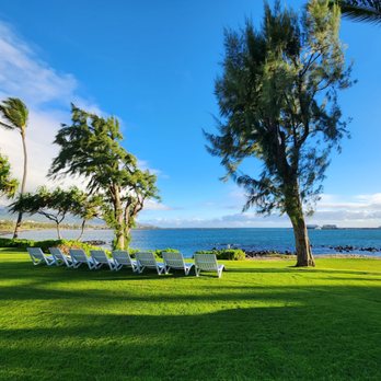 Maui Beach Hotel - Lawn area leading to beach. - Hotels Near Me - Kahului, Hawaii Maui Beach Hotel - Lawn area leading to beach. - Hotels Near Me - Kahului, Hawaii