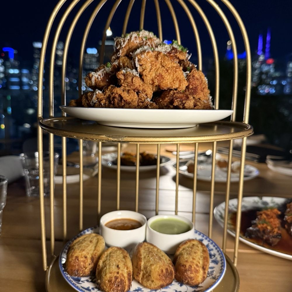 Hudson VU - Birdcage fried chicken an cornbread 2 sauces the red one is very spicy - Lounges Near Me - New York, New York