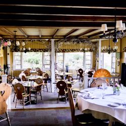 Snowvillage Inn - Dining room where breakfast is served