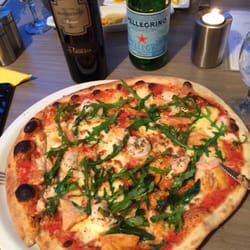 Il Nido - Pizza mit Lachs, dazu Rotwein und Wasser. Alles für 26 €