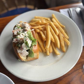 Moby Dick Restaurant - Lobster roll - American Near Me - Santa Barbara, California