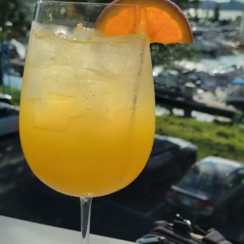 Quai99 - Sangria blanche - Seafood Near Me - Longueuil, Quebec
