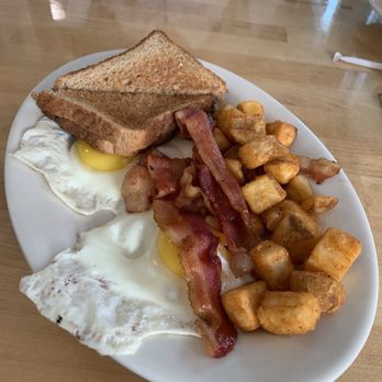 Lindy's Diner - Sunnyside up - Diners Near Me - Keene, New Hampshire