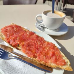 Luna Nueva - Cafe con leche y Tostada con tomate (3 €)