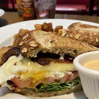 Coolidge Corner Clubhouse - Coolidge Corner Club is excellent! - Sports Bars Near Me - Brookline, Massachusetts