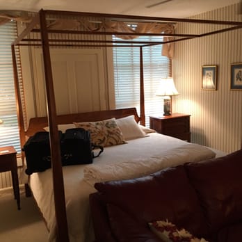 The Inn At Oriental - View of the bed in my room, very clean, spacious and soft! I slept like a baby! - Hotels Near Me - Oriental, North Carolina The Inn At Oriental - View of the bed in my room, very clean, spacious and soft! I slept like a baby! - Hotels Near Me - Oriental, North Carolina