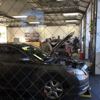 Jiffy Lube Oil Change - The staff at the Jiffy Lube @ 15300 Victory Blvd. Van Nuys 91406 assisting clients with impeccable customer service. - Oil Change Stations Near Me - Van Nuys, California Jiffy Lube Oil Change - The staff at the Jiffy Lube @ 15300 Victory Blvd. Van Nuys 91406 assisting clients with impeccable customer service. - Oil Change Stations Near Me - Van Nuys, California