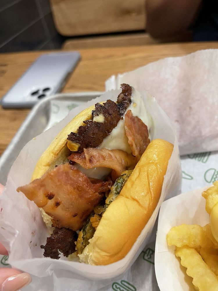 SHAKE SHACK FREEHOLD Updated October 2024 17 Photos & 12 Reviews