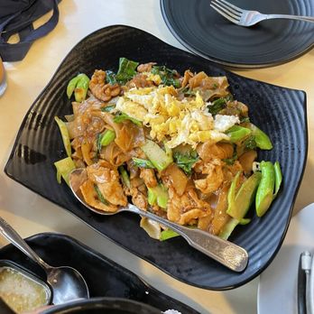 Elephant Thai Kitchen - Pad see ew - Thai Near Me - Long Beach, California Elephant Thai Kitchen - Pad see ew - Thai Near Me - Long Beach, California