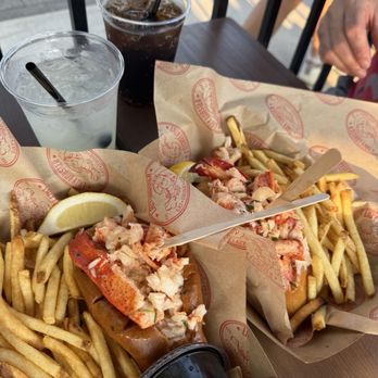 Lazy Lobster - Connecticut Lobster Roll Huckleberry Lemonade, 16oz. - Seafood Near Me - East Rockaway, New York