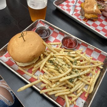 Wolf's Ridge Brewing - Big Kahuna Burger, Garlic fries, Pack IPA - Breweries Near Me - Columbus, Ohio