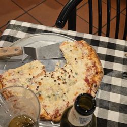 DiMaggio Cafe Restaurant & Pizza - Pizza (Quattro formaggi)