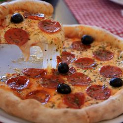 Bordas Pizzaria - Pizza Pepperoni com borda recheada com queijo cheddar...