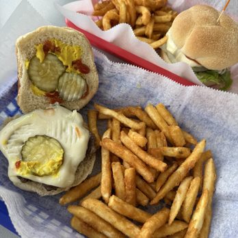 D B's Drive In - Cheeseburger - American Near Me - Weedsport, New York