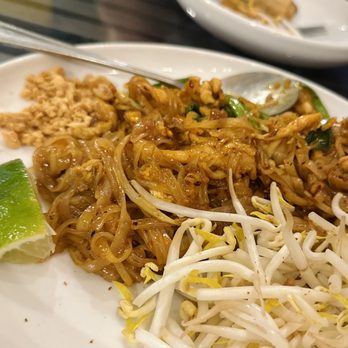 La Moon Thai Eatery - Pad Thai with chicken - Thai Near Me - San Diego, California La Moon Thai Eatery - Pad Thai with chicken - Thai Near Me - San Diego, California
