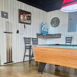 The Oak Bar and Grill - Pool table in the corner.