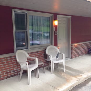 Colony Motel - Not a 10, but definitely the best in the area. Plus, there's no such thing as a 10 when it comes to the service industry! - Hotels Near Me - Brewer, Maine