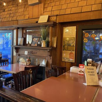 Doug's Place - Interior decor. - Breakfast & Brunch Near Me - Castro Valley, California