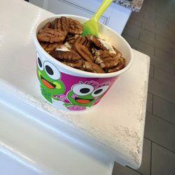 sweetFrog Premium Frozen Yogurt - Cake batter with pecans