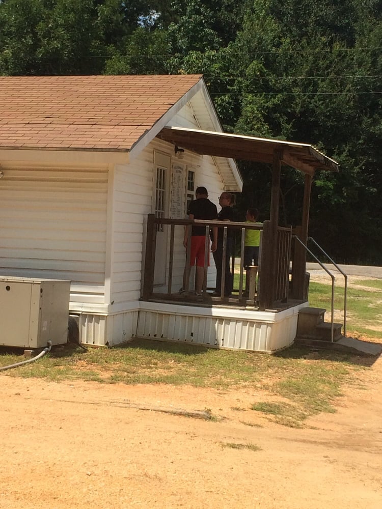 Hall's Barbecue Logo