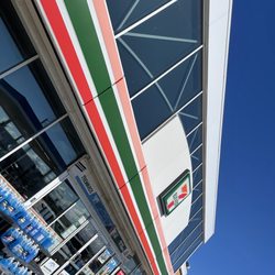 7-Eleven - Outside
