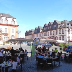 Löwen Café - Bei hohen Temperaturen sitzt es sich hier ganz wunderbar